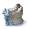 Figurka Śpiący chłopiec w łóżeczku 11 cm - Lladro