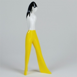 Figurka Dziewczyna w spodniach - żółta