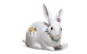 Figurka Zając z kwiatami siedzący 11cm