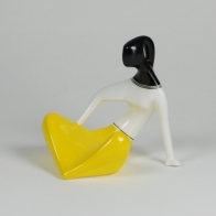Figurka Dziewczyna siedząca zółta