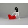 Figurka Dziewczyna siedząca czerwona drapana
