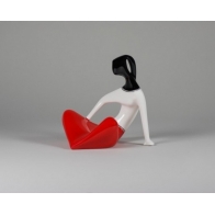 Figurka Dziewczyna siedząca czerwona gładka